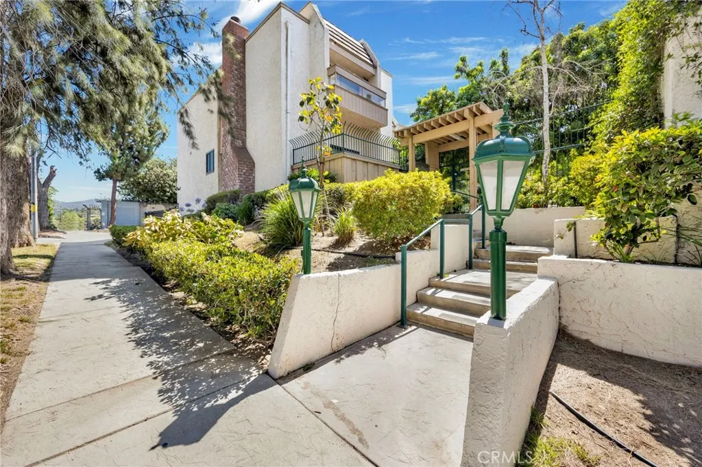 5533 Edward E Horton Lane 6, Encino, California 91316, 3 Bedrooms Bedrooms, ,3 BathroomsBathrooms,Residential Lease,For Rent,Edward E Horton,GD25187435