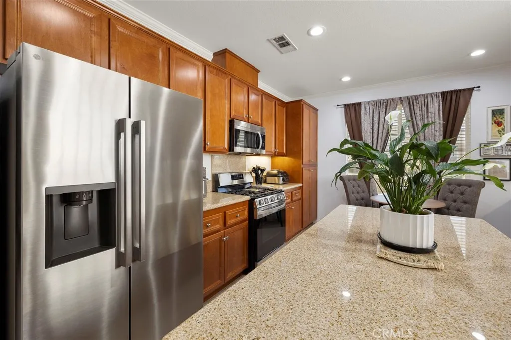 126 Thistle Creek, Beaumont, California 92223 home-pic-2