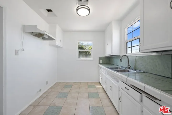2122 W 102nd Street, Los Angeles, California 90047