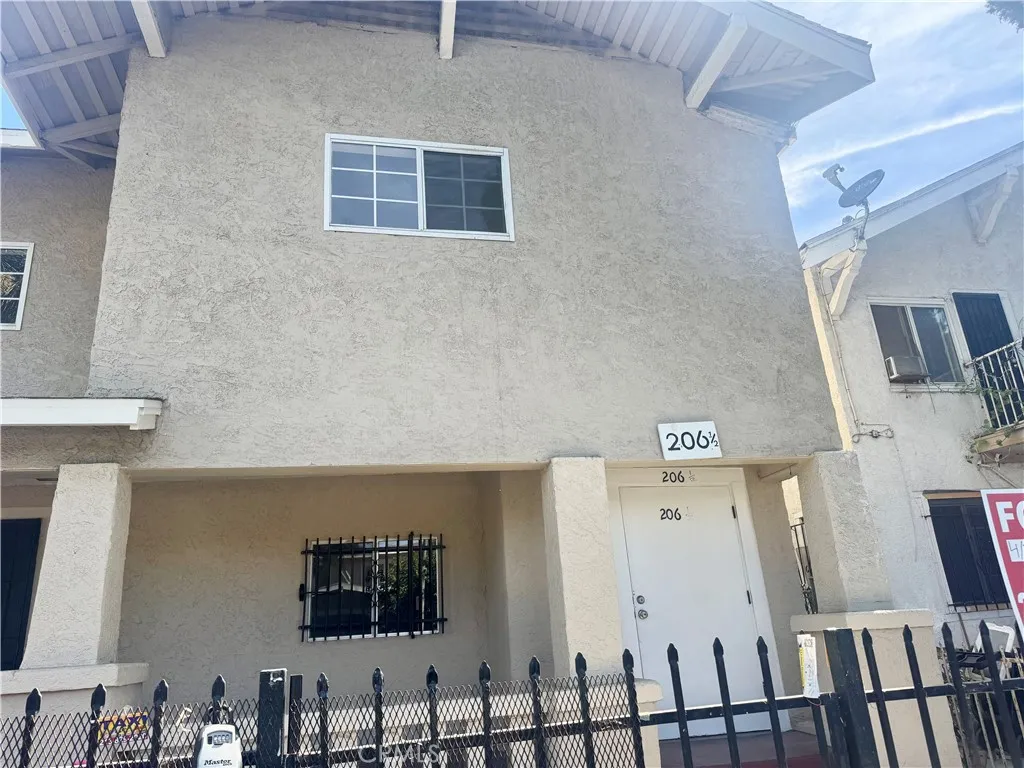 206 W 52nd Pl, Los Angeles, California 90037, 4 Bedrooms Bedrooms, ,2 BathroomsBathrooms,Residential Lease,For Rent,w 52nd Pl,WS25193888