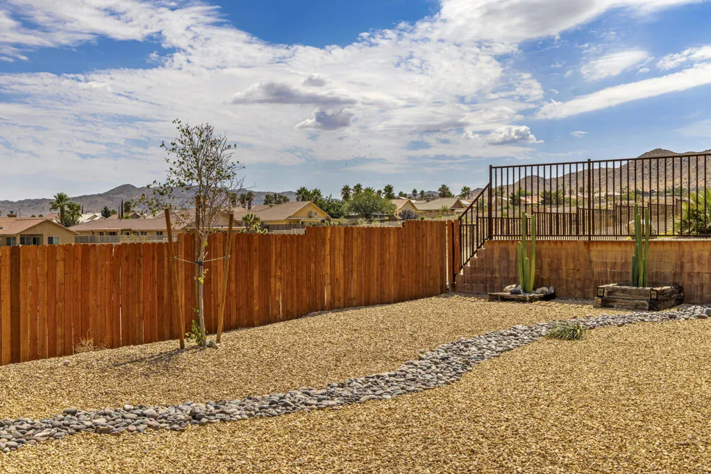 8680 Monument View Drive, Yucca Valley, California 92284 home-pic-32