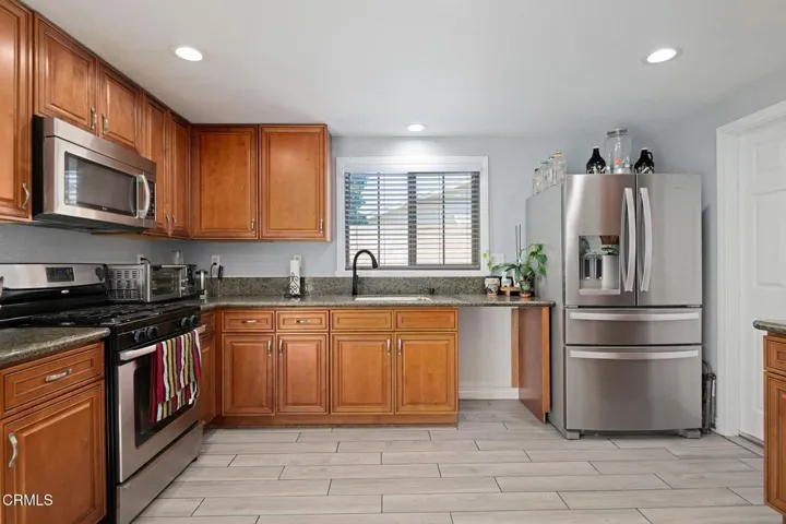 11 - Kitchen