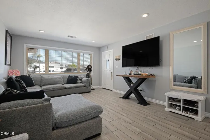 06 - Living Area