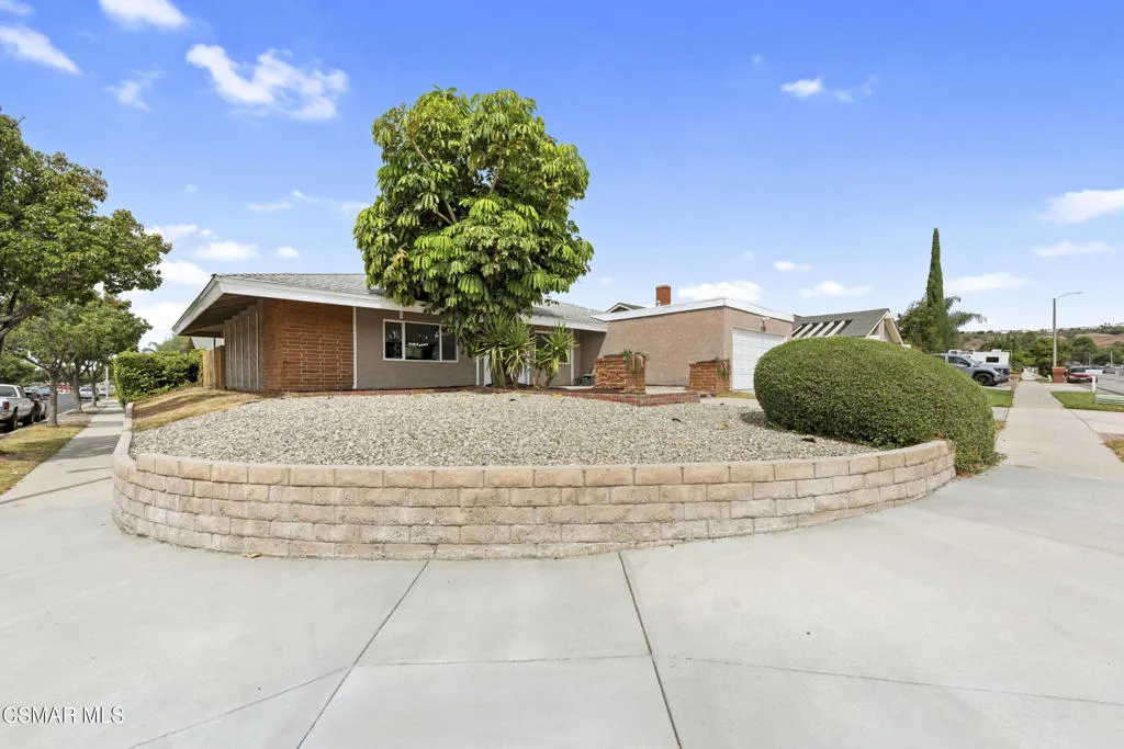 2125 Yosemite Avenue, Simi Valley, California 93063 home-pic-25