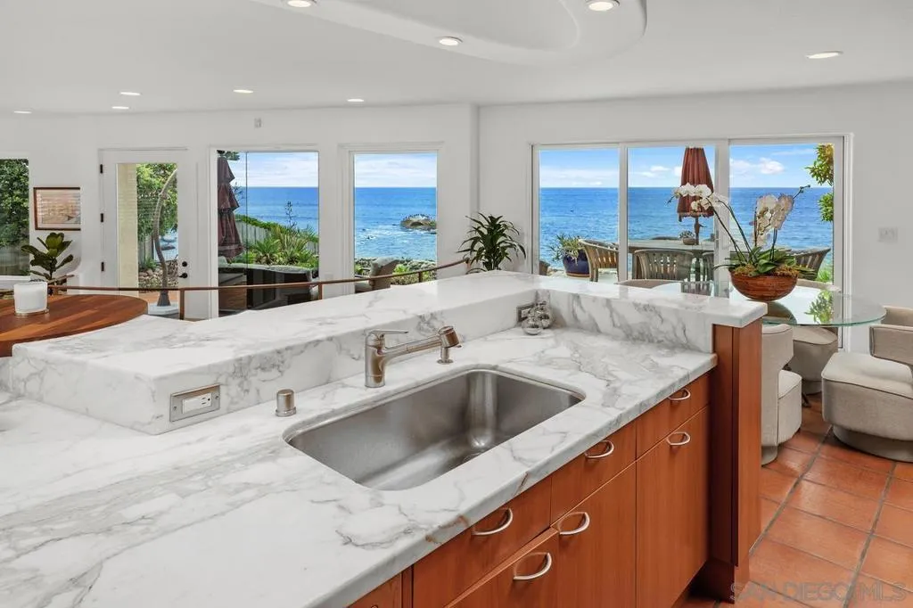 5716 Dolphin Pl, La Jolla, California 92037 home-pic-17