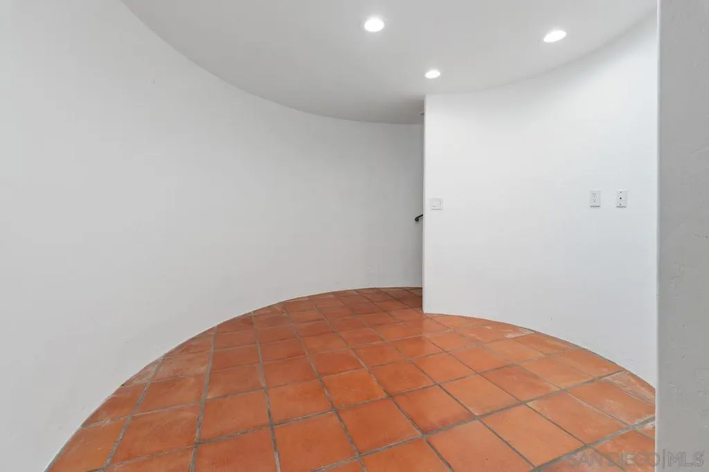 5716 Dolphin Pl, La Jolla, California 92037 home-pic-34