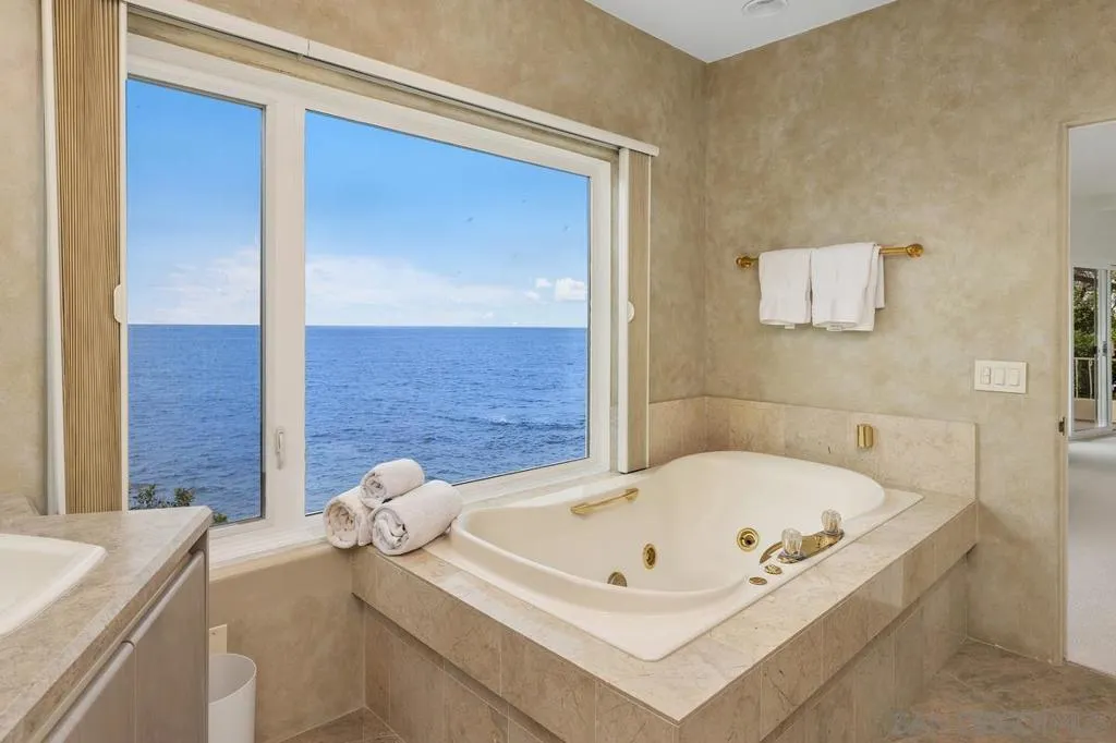 5716 Dolphin Pl, La Jolla, California 92037 home-pic-28