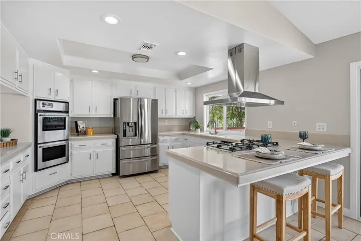 Spacious kitchen with breakfast bar