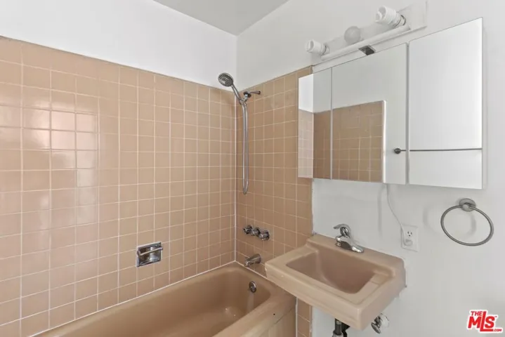 1233 Barry Avenue 201, Los Angeles, California 90025