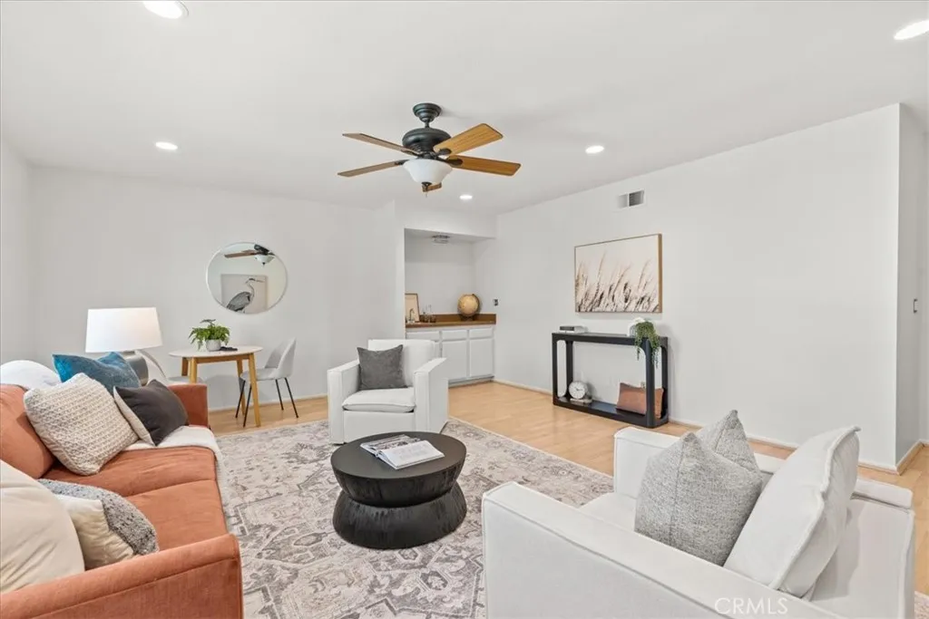 3 Christamon W, Irvine, California 92620 home-pic-28