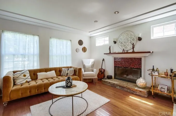View toward the front-facing windows that provide lots of natural lighting