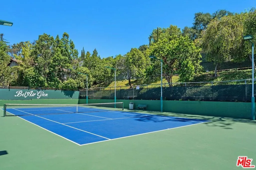 2880 Woodwardia Drive, Los Angeles, California 90077 home-pic-31