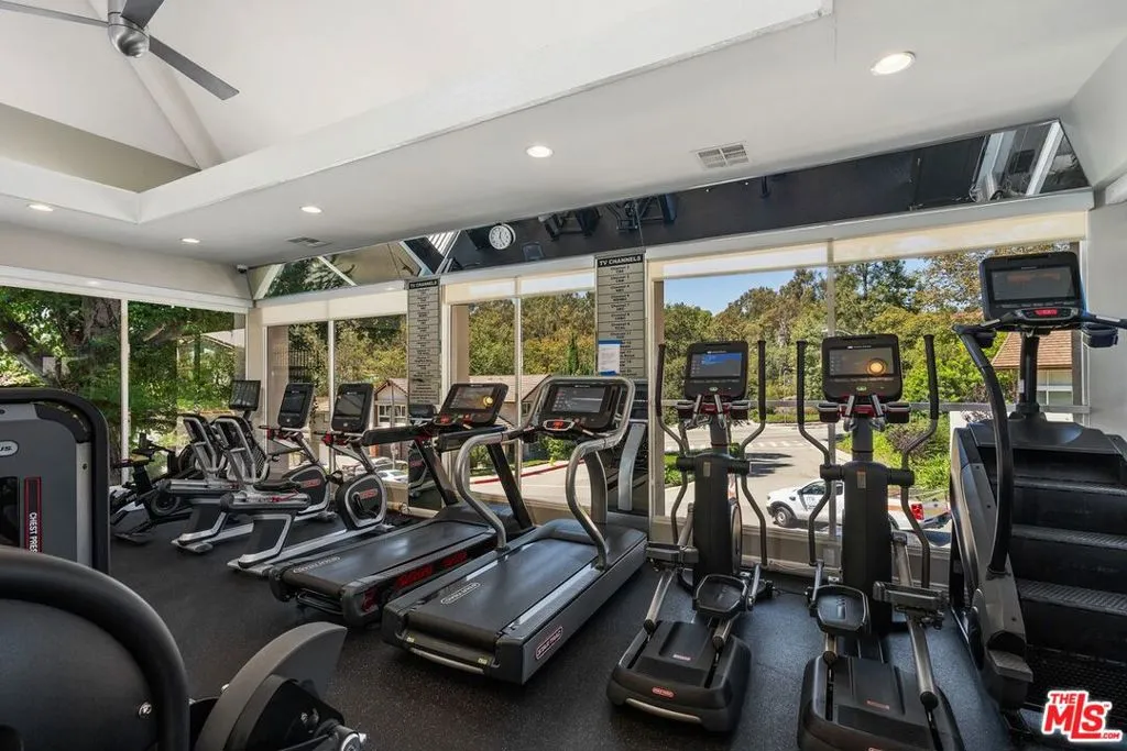 2880 Woodwardia Drive, Los Angeles, California 90077 home-pic-35