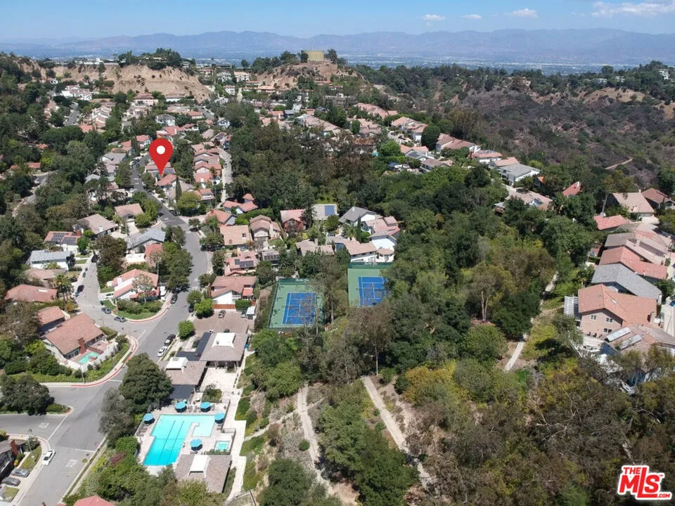 2880 Woodwardia Drive, Los Angeles, California 90077 home-pic-40