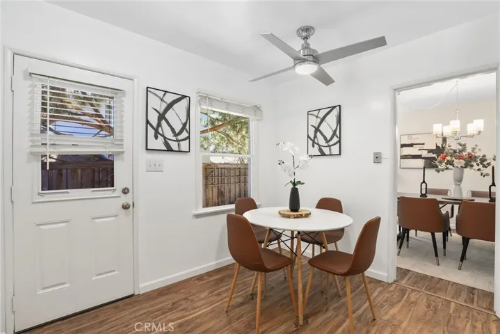 Love a good kitchen eating nook!