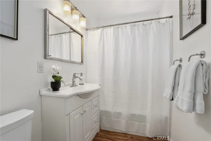 Main bathroom convenient for all of the bedrooms to utilize