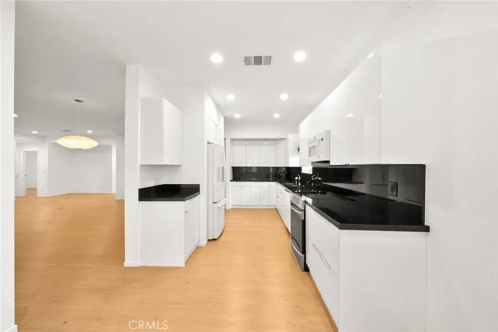 64754 Pinehurst Circle, Desert Hot Springs, California 92240 home-pic-4