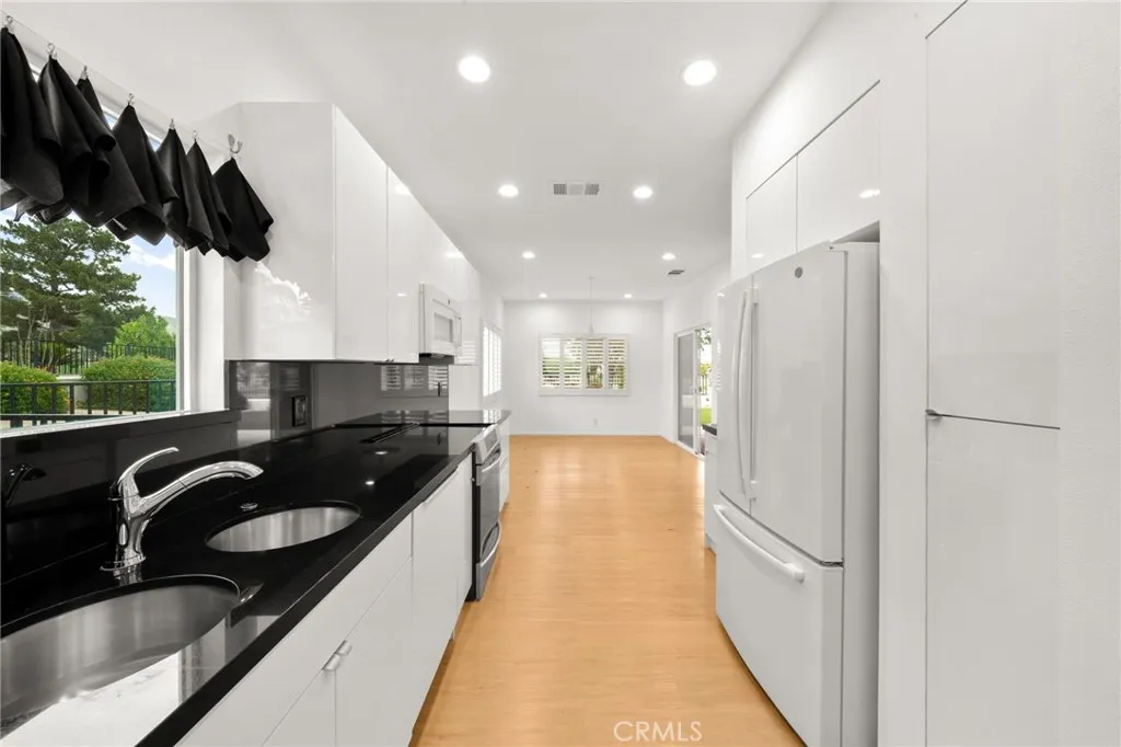 64754 Pinehurst Circle, Desert Hot Springs, California 92240 home-pic-3