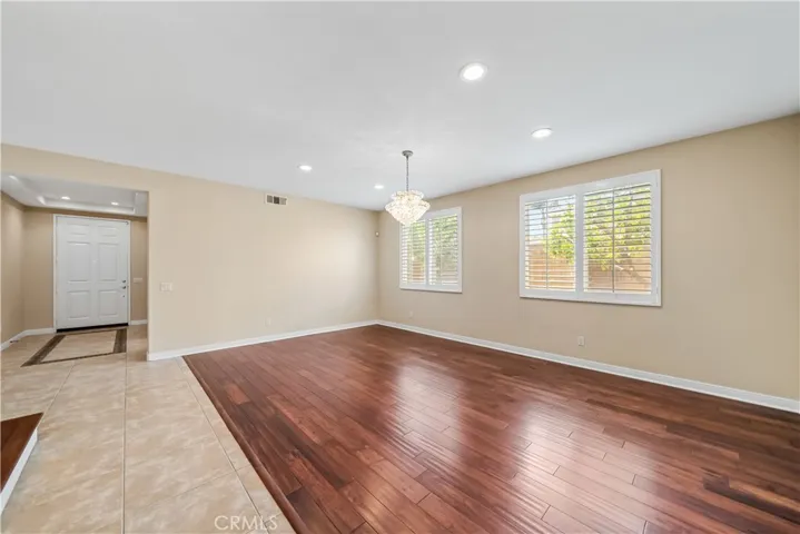 Empty Dining / Living