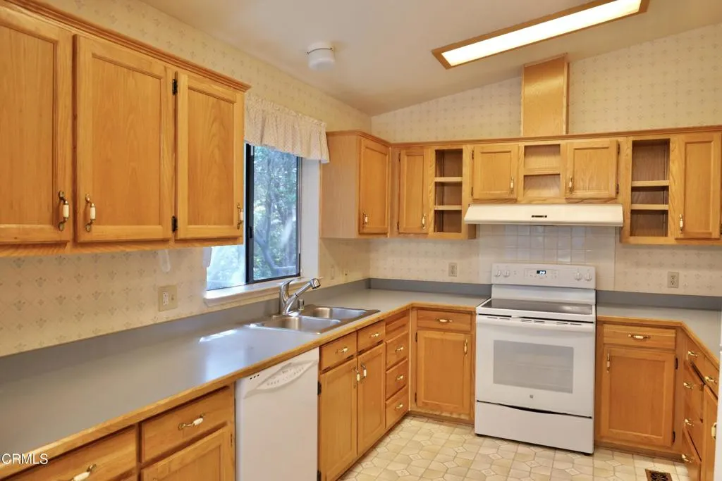 Kitchen with tons of storage