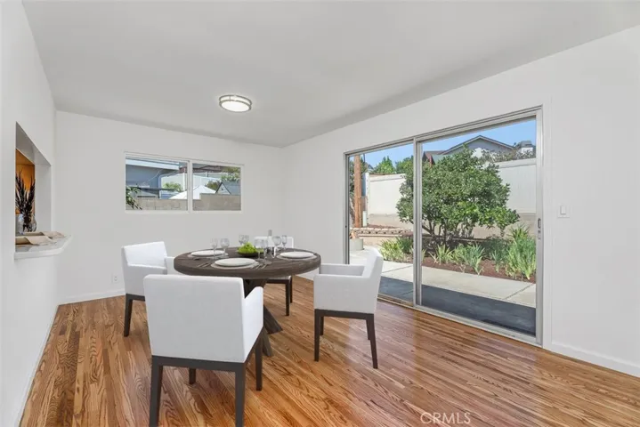 Dining Room (AI Staged)