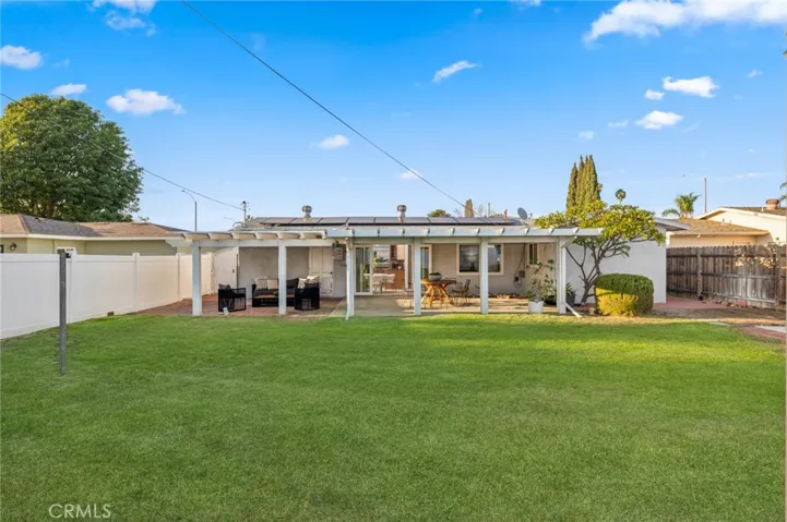 Children, pets & everyone will LOVE this wide open space!