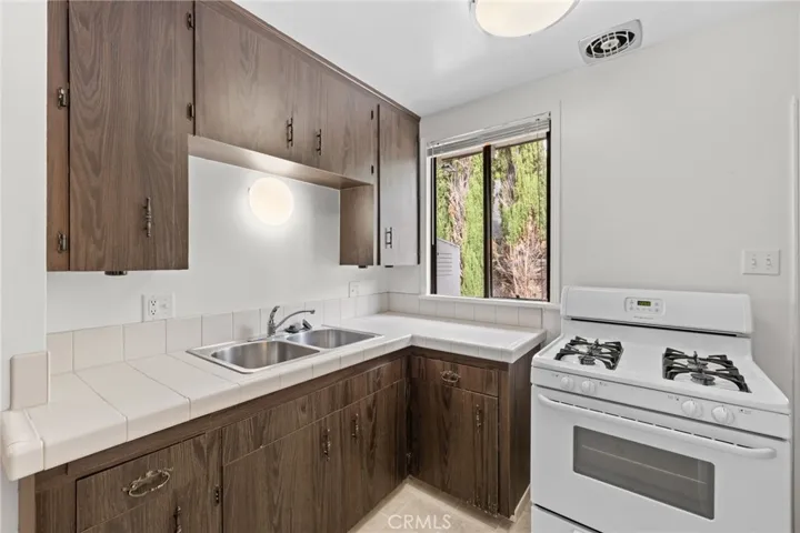 675 N Rosemary Lane, Burbank, California 91505