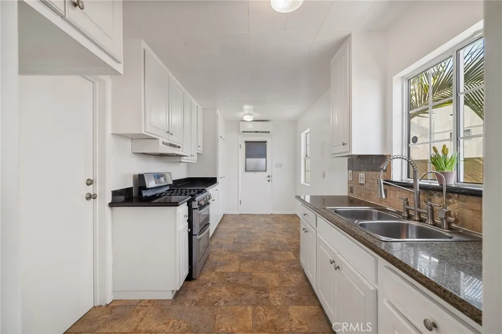6339 Riverton Avenue, North Hollywood, California 91606 home-pic-24
