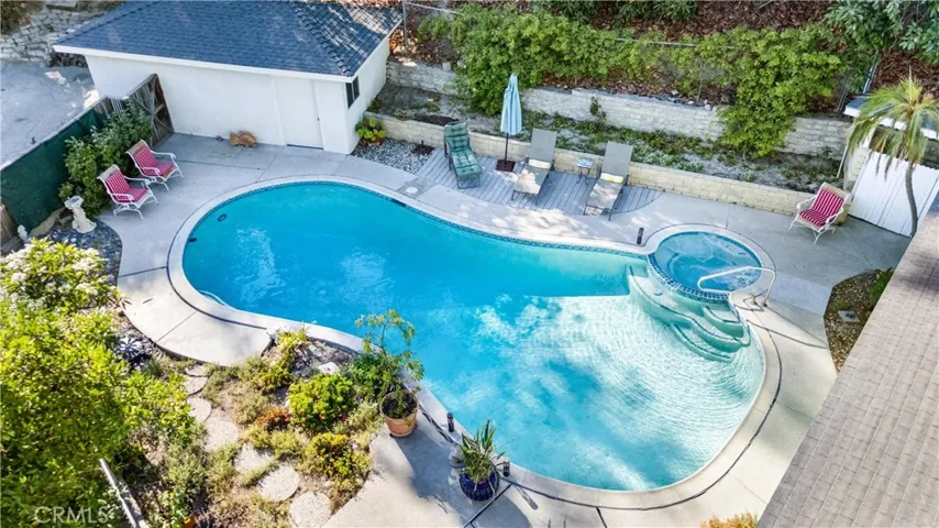 Pool gardens additional 1 car garage /workshop