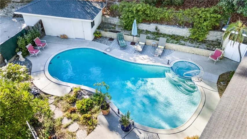 Pool gardens additional 1 car garage /workshop