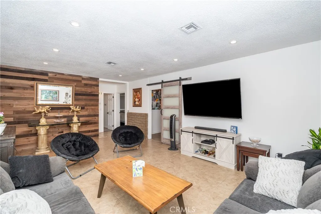 25481 6th Street, San Bernardino, California 92410 home-pic-5