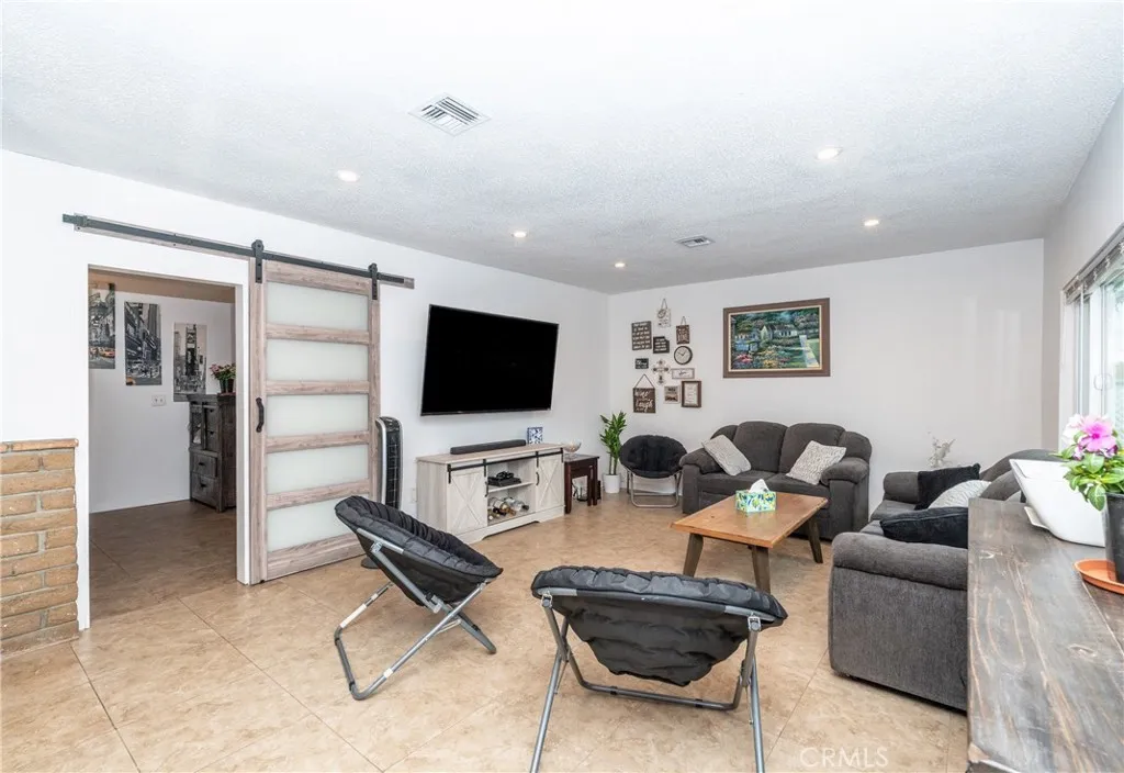 25481 6th Street, San Bernardino, California 92410 home-pic-6