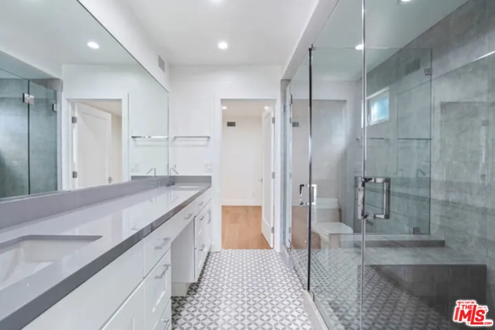 Bath area for BR 2 and BR 3