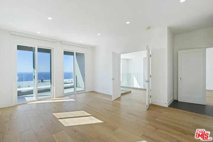 Primary Bedroom w/balcony