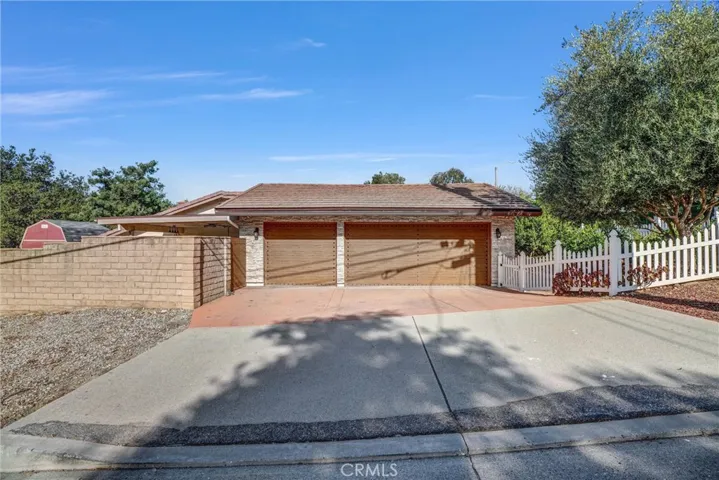 Garage & Driveway
