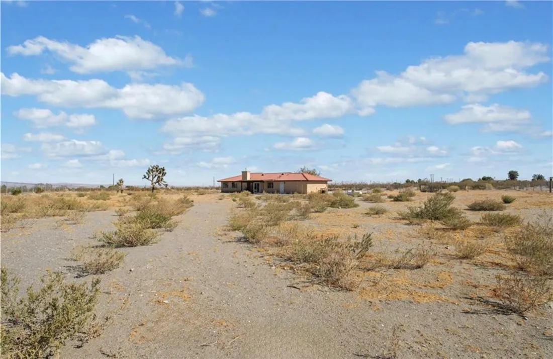 14022 Valle Vista Road, Phelan, California 92371 home-pic-31