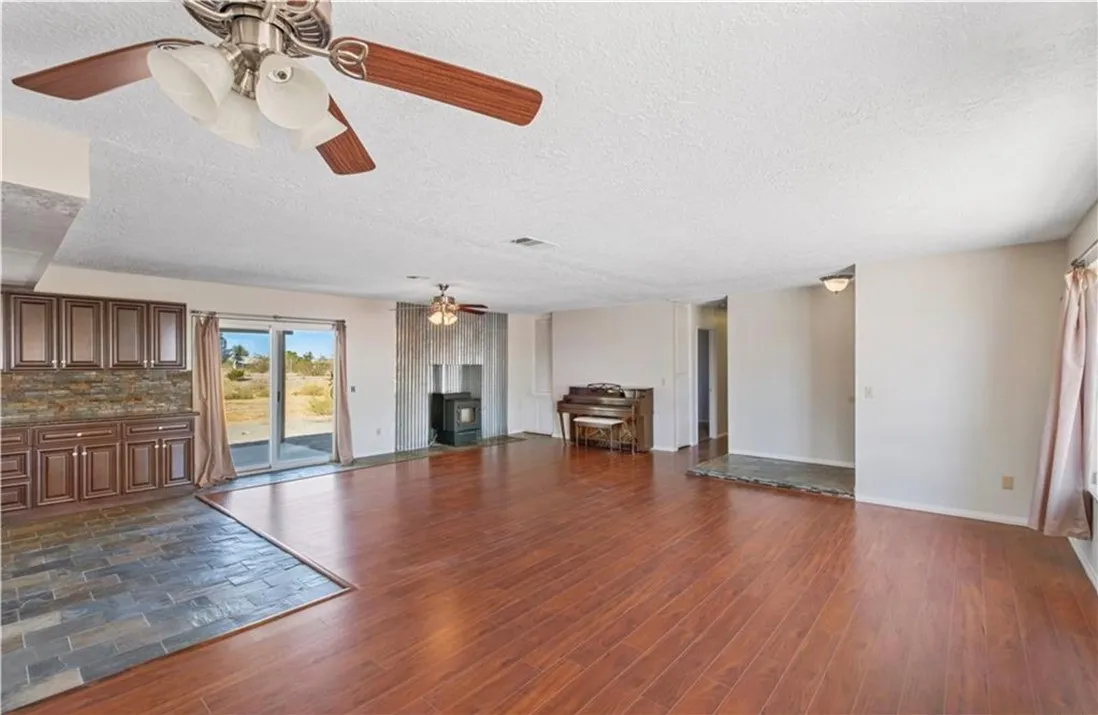 14022 Valle Vista Road, Phelan, California 92371 home-pic-7
