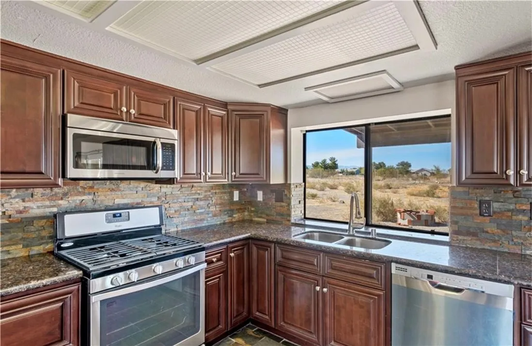 14022 Valle Vista Road, Phelan, California 92371 home-pic-11