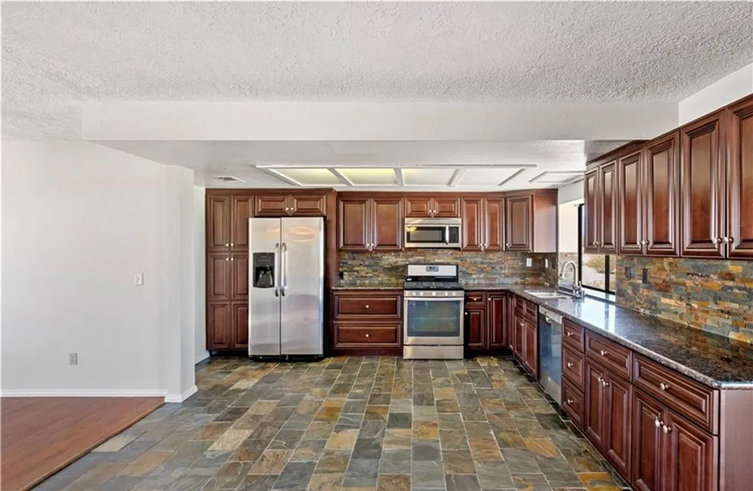 14022 Valle Vista Road, Phelan, California 92371 home-pic-10