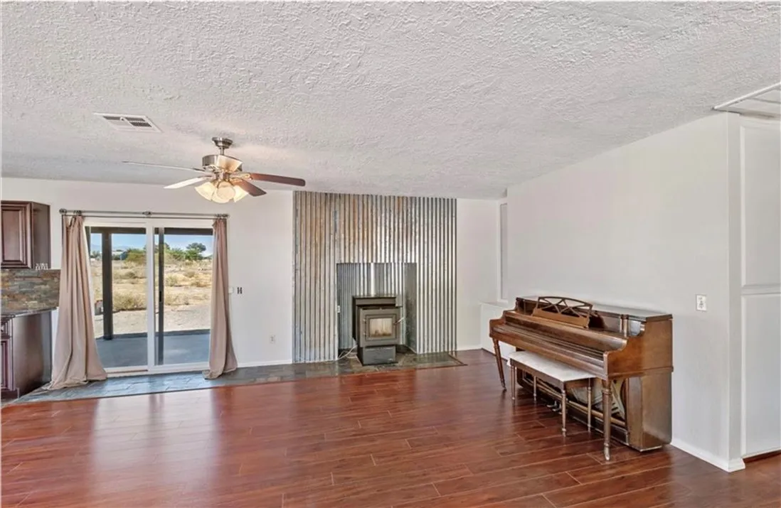 14022 Valle Vista Road, Phelan, California 92371 home-pic-6