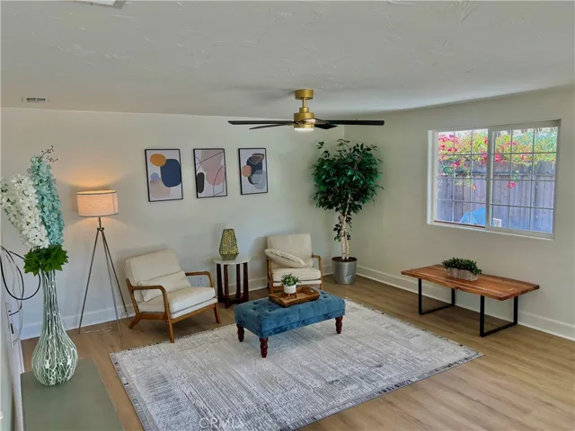 Huge Family Room Lookin Out over the Pool