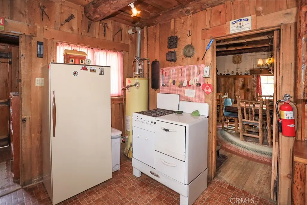 39342 Mohawk Drive, Fawnskin, California 92333 home-pic-9