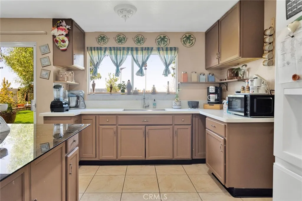 10654 Alton Place, Adelanto, California 92301 home-pic-9