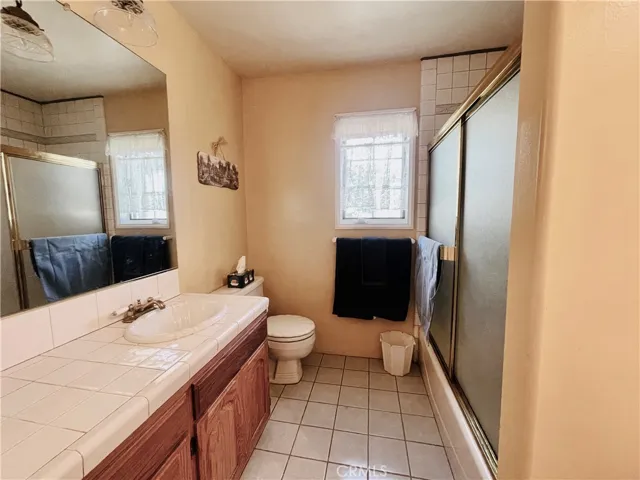 Upstairs full bath