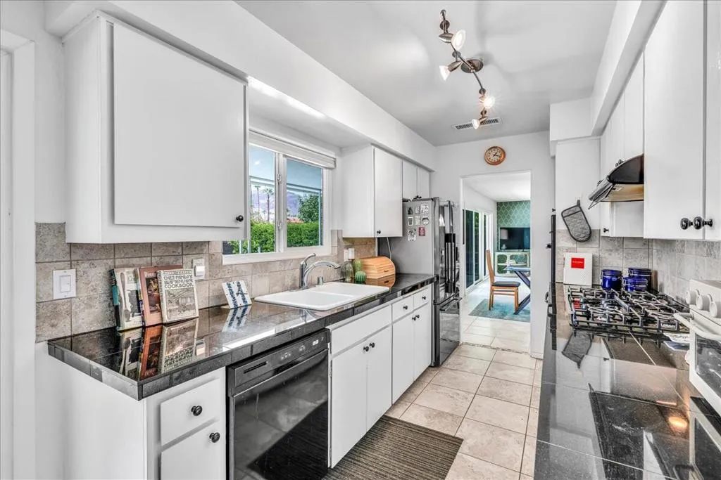 48485 Prairie Drive, Palm Desert, California 92260 home-pic-17
