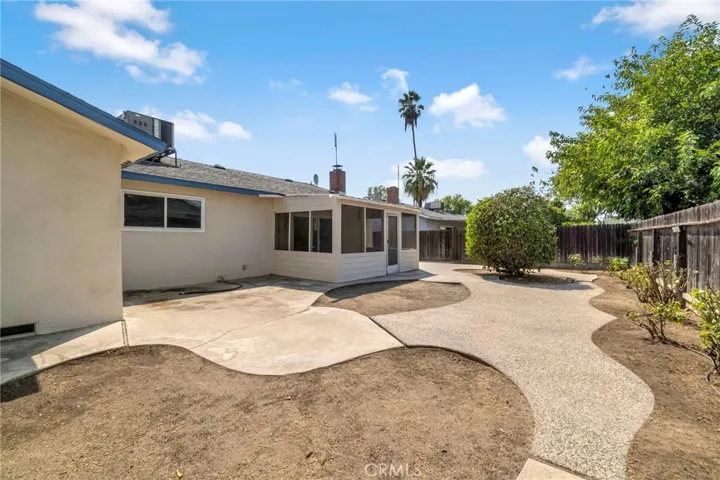 1725 Dennis Avenue, Clovis, California 93611
