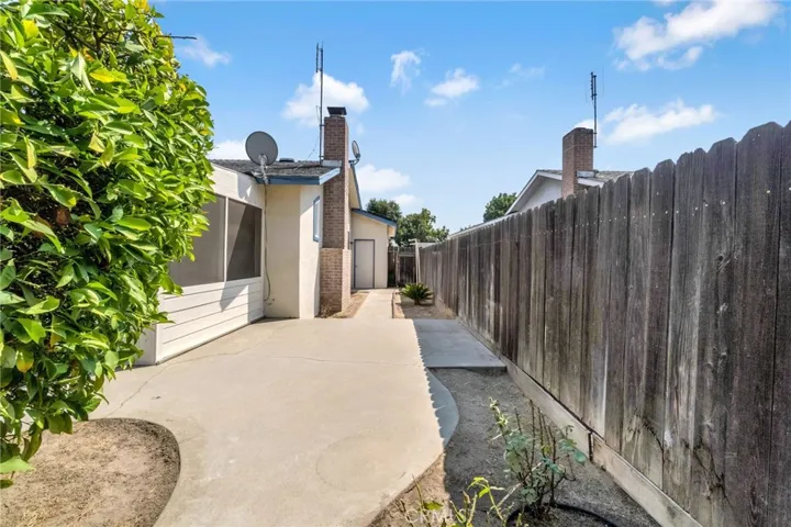 1725 Dennis Avenue, Clovis, California 93611