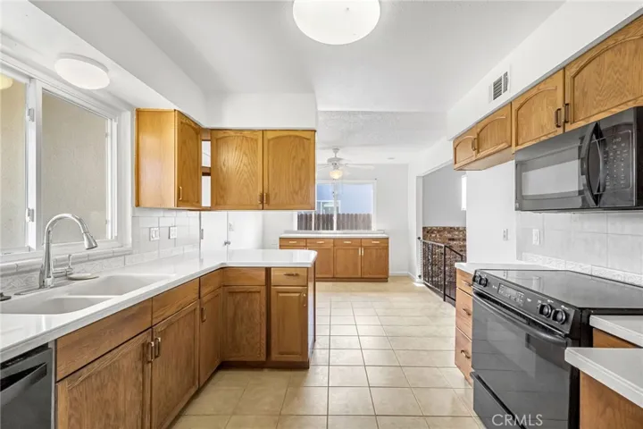 1725 Dennis Avenue, Clovis, California 93611