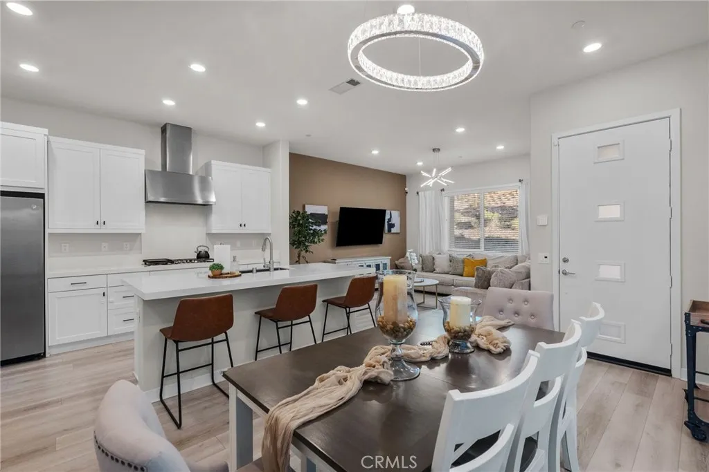 27258 Narrowleaf Willow Lane, Valencia, California 91381 home-pic-3