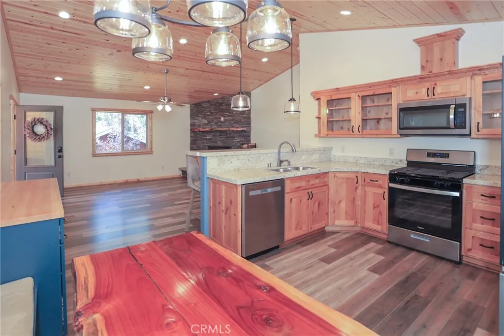 365 Santa Barbara Avenue, Sugarloaf, California 92386 home-pic-11